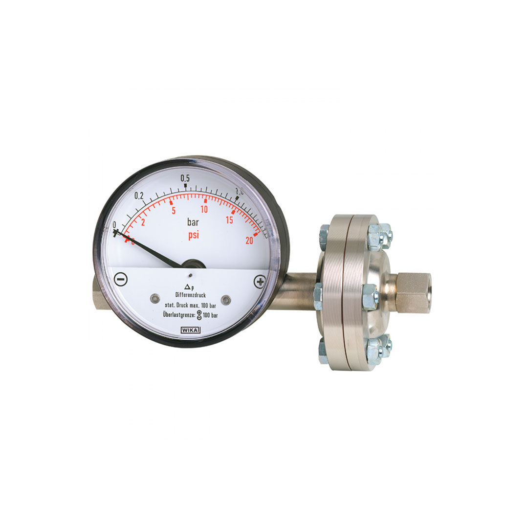 700.02 700.02 diferencialni manometer WIKA z magnetnim batom se uporablja pri merjenju tlaka plinskih in tekočih medijev.