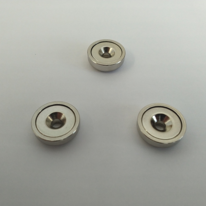 LP103_2 The LP103 holder for mounting COMET data loggers on magnetic surfaces is the perfect solution for easy mounting of COMET data loggers on metal surfaces.